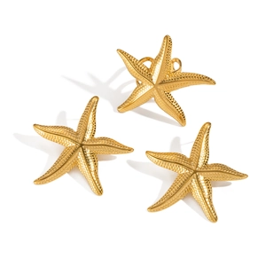 Eleganti orecchini a lobo a forma di stella marina dorata con texture su sfondo bianco