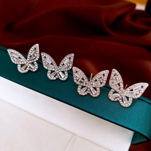 Détails des boucles d'oreilles papillon en argent et or rose avec pierres de zircon