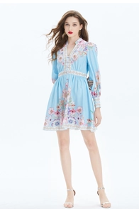 Gros plan sur une robe courte fleurie bleu clair avec col en V et manches bouffantes