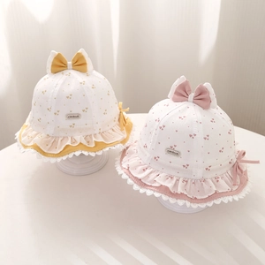 Detailaufnahme von Baby-Sonnenhüten mit feiner Spitze und süßen Schleifen-Details