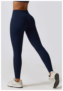 Détail du legging de yoga taille haute bleu marine avec effet galbant et coupe ajustée