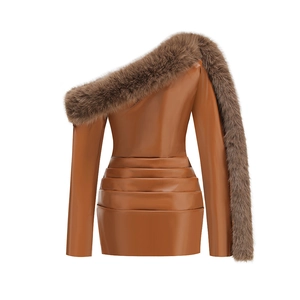 Détail du col en fausse fourrure et cuir marron brillant sur la robe asymétrique