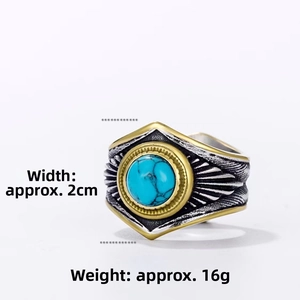 Détail de la bague vintage style amérindien avec turquoise bleue et plumes gravées