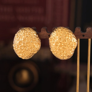 Retro irregular oval earrings in 18k gold plated stainless steel with embossed flower