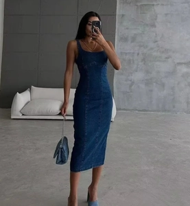 Detail eines figurbetonten dunkelblauen Denim-Bodycon-Kleides mit eleganten Trägern