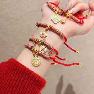 Bracelets traditionnels en corde rouge avec porte-bonheur et pendentifs dorés pour femmes
