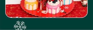 Gros plan d'ornements de gâteau de Noël avec motifs festifs du Père Noël et bonhomme de neige