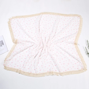 Dettaglio copertina neonato con cuori rosa e delicata bordura con nappe decorative