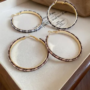 Créoles minimalistes en tissu pied-de-poule noir et marron pour femmes élégantes