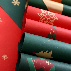 Rouleaux de papier cadeau de Noël imperméables avec motifs dorés de sapins et flocons