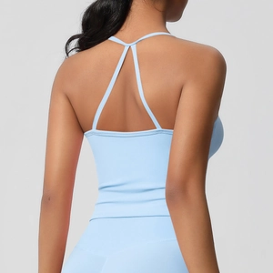 Dettaglio del top da yoga azzurro con design a Y sulla schiena e vestibilità slim