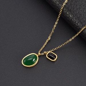 Collier en acier titane doré avec pendentifs agate verte ovale et pierre noire