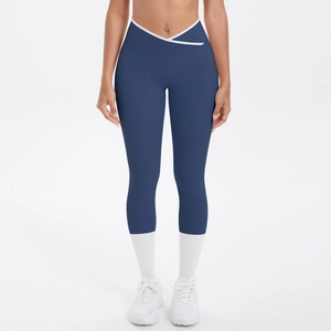 Détail du pantalon de yoga taille haute avec ceinture en V croisée blanche et tissu bleu marine