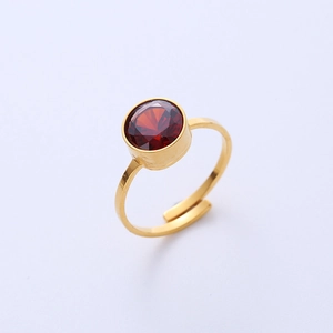 Elegante anello regolabile in oro con una grande pietra rotonda di zircone rosso