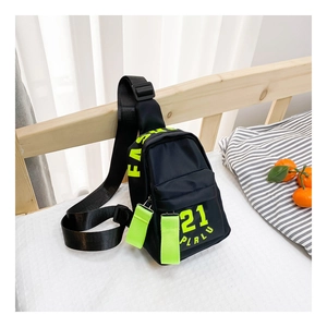 Détail du sac de poitrine enfant en nylon noir avec imprimé 21 RLU vert néon et sangle