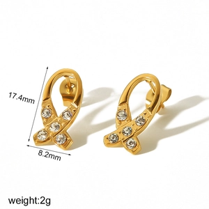 Detail view of 18k gold plated stainless steel earrings with size 17.4mm and weight 2g