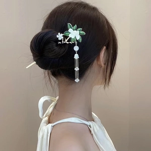 Pic à cheveux de style chinois avec fleur de gardénia et glands perlés pour chignon élégant