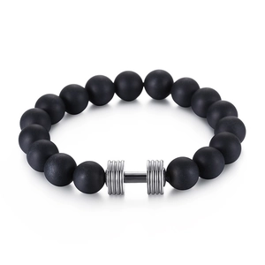Bracelet en perles de pierre noire mate avec un charme d'haltère argenté sur fond blanc