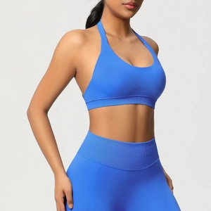 Détail du legging de yoga taille haute et soutien-gorge de sport dos nu en bleu cobalt