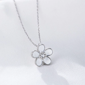 Elegant s925 silver necklace with a white enamel daisy pendant and a central zircon stone