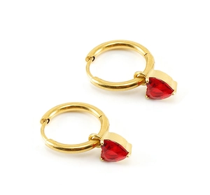Gros plan de boucles d'oreilles en acier 18K avec pendentifs en zircon coeur rouge
