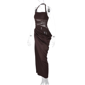 Détail d'une robe marron à licou avec empiècements en maille et design dos nu à fronces