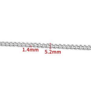 Vue macro d'une chaîne gourmette en acier argenté de 5,2 mm avec détails de 1,4 mm