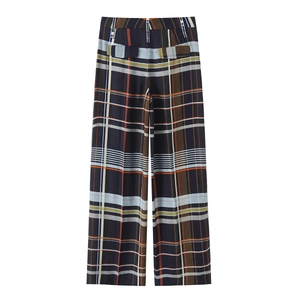 Detail der karierten Weithose mit hoher Taille und lebhaftem Schottenmuster-Druck