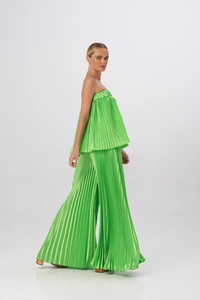 Dettaglio della texture a pieghe verde neon su top a fascia e pantaloni a gamba larga