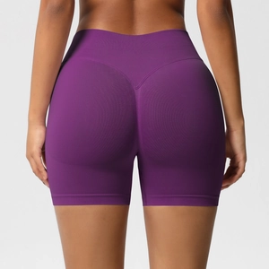 Vue détaillée du short de yoga violet sans couture à taille haute avec effet push-up fessier