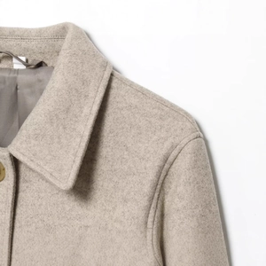 Damenjacke in Haferflockenfarbe mit Wolltextur und minimalistischem Revers-Design