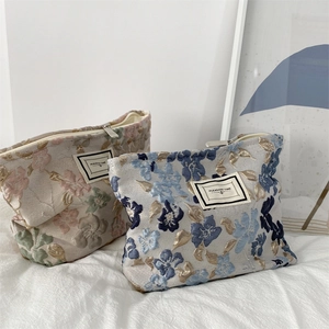 Gros plan sur la texture jacquard florale et l'étiquette PLEASANT TIME des trousses