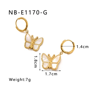 Dimensions détaillées des boucles d'oreilles papillon en or 18K avec nacre blanche