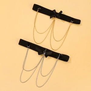 Catene elastiche per gambe con fiocchi di nastro nero e nappe metalliche in oro e argento
