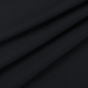 Vue détaillée du tissu en dentelle noire et des fibres tricotées extensibles de la combi
