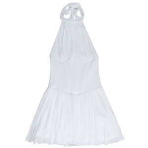 Détail d'une robe courte blanche dos nu avec taille cintrée et jupe plissée évasée