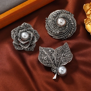 Vintage Rose Leaf Brooch Alloy Gray Faux Artificial Pearl Rhinestone Pin Retro Dark Style Suit Accessory For Women