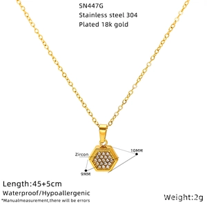 Détail du collier plaqué or 18k avec pendentif zircon hexagonal taille 45 plus 5cm