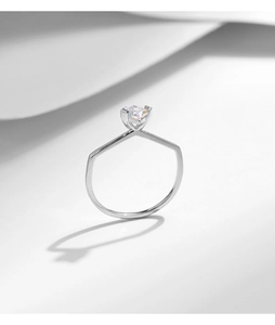 Vue détaillée d'une bague en argent S925 avec une pierre précieuse de taille carrée