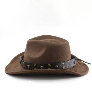 Détail d'un chapeau de cowboy en daim marron avec bandeau en cuir et tête de taureau