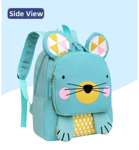 Vista detallada de una mochila azul para niños con un lindo diseño de ratón de dibujos