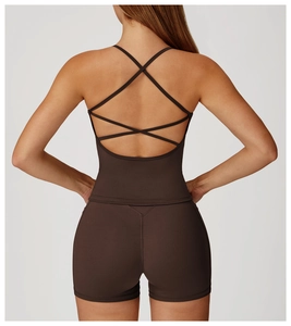 Dettaglio delle spalline incrociate del top yoga e pantaloncini a vita alta marroni