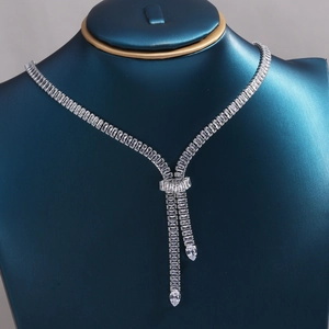 Dettaglio macro della collana a fiocco argentata a V con frange di zirconi brillanti
