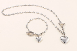 Detailansicht des silbernen Edelstahl-Herz-Schmucksets mit OT-Knebelverschluss