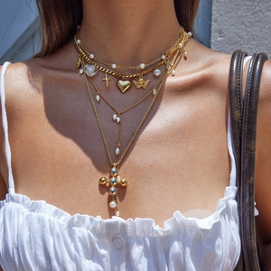 Détail de colliers multicouches en acier inoxydable doré 18K avec pendentifs en perles