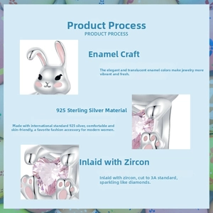 Détail de breloque lapin en argent S925 avec émail rose et zircone en forme de cœur