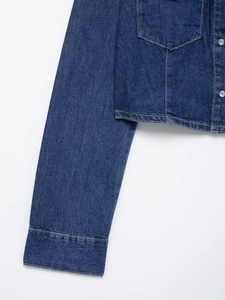 Gros plan détaillé des poignets de chemise en denim bleu foncé et des coutures renforcées
