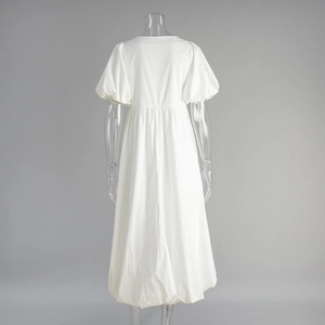 Vue arrière de la robe en coton blanc avec manches bouffantes manches et plis à la taille haute