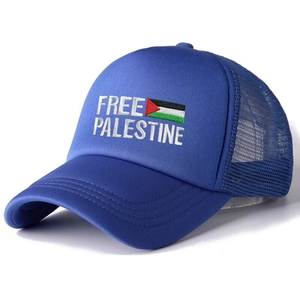 Nahaufnahme der blauen Trucker-Kappe mit Free Palestine Stickerei und Netzgewebe