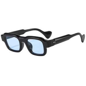 Lunettes de soleil carrées modernes avec monture noire épaisse et verres bleu clair